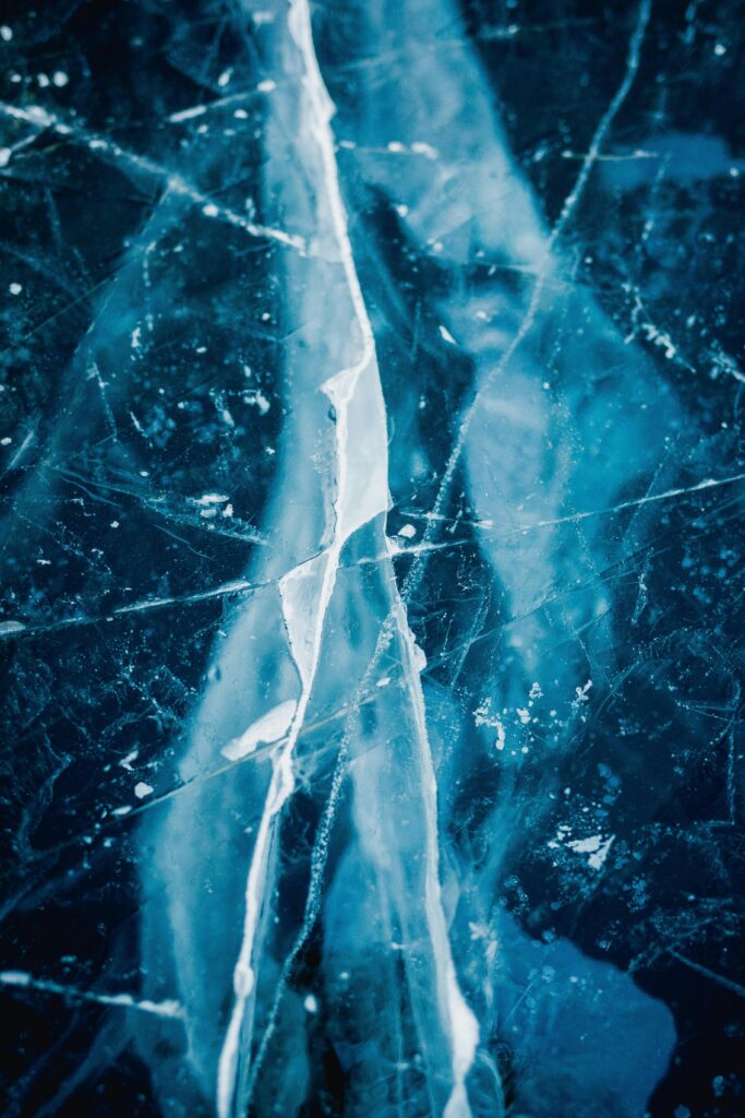 Eisartige Struktur, kühles Blau